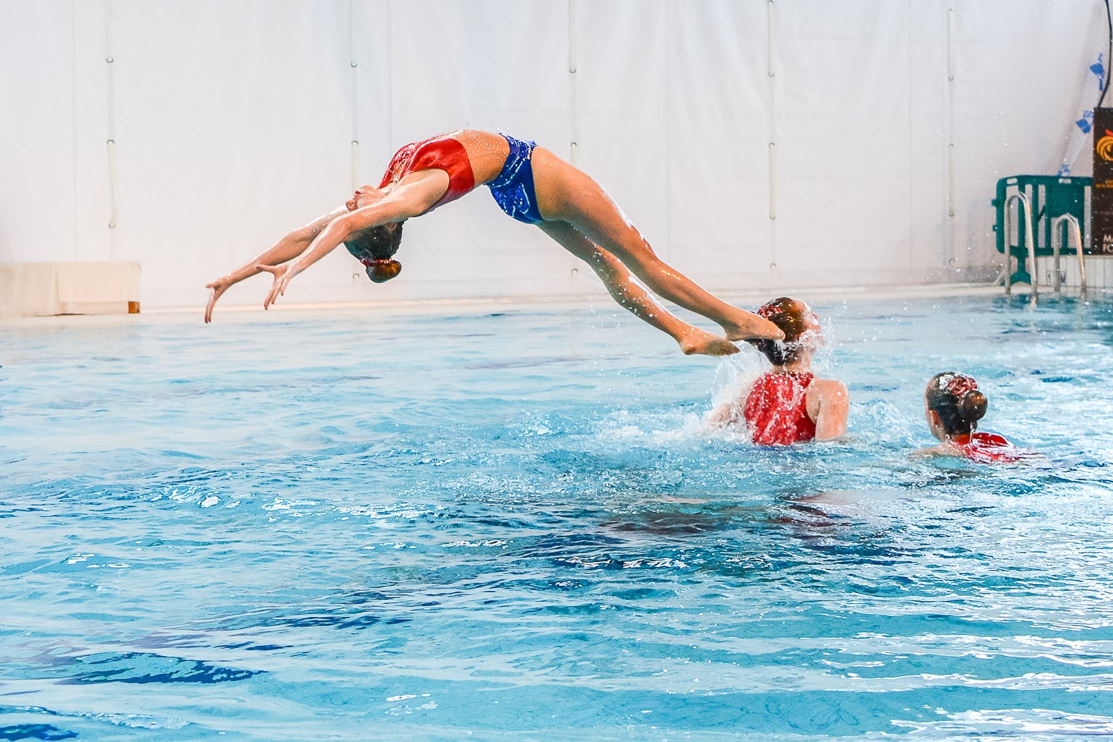 photographie natation synchronisee saut en arrière